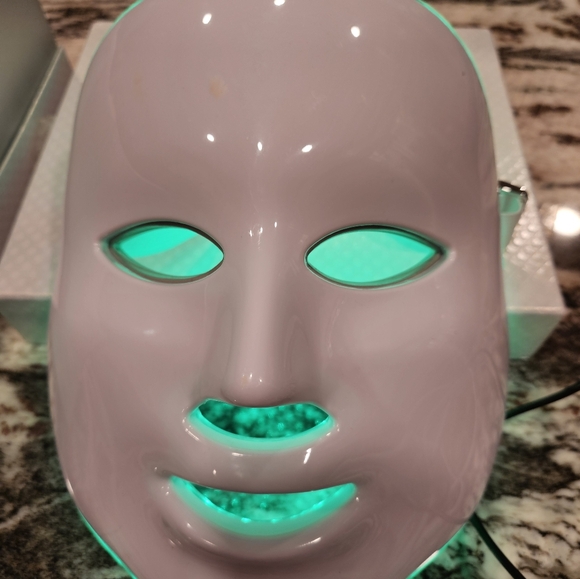 Light changing beauty mask - Picture 4 of 9